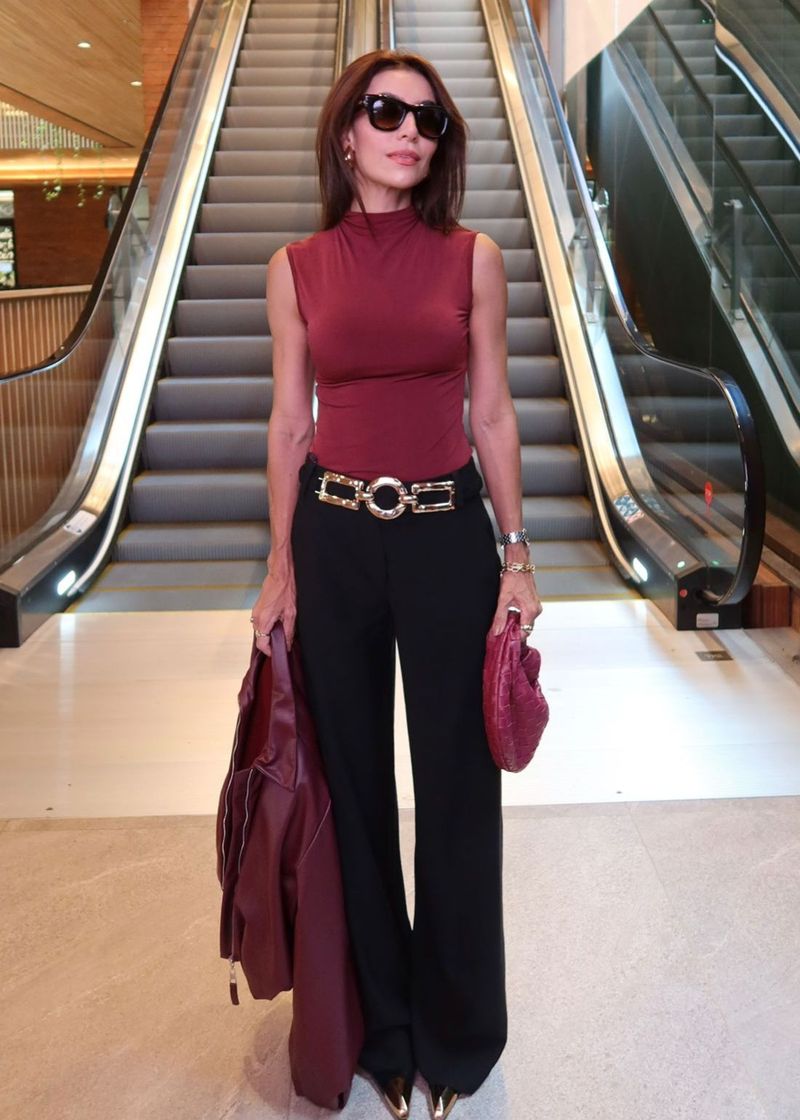 Calca-wide-leg-preta-com-cinto-de-metal